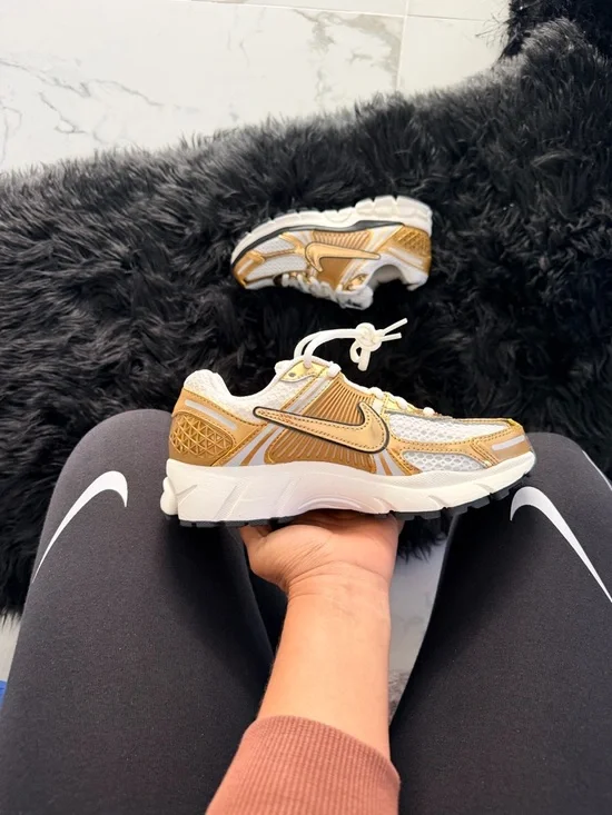 Nike Zoom Vomero 5 - Picture 2 of 8